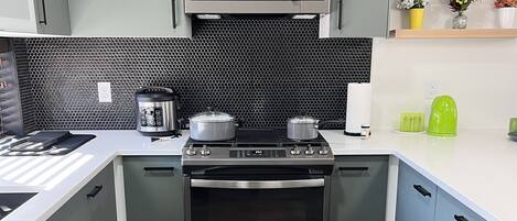 Een koelkast, een magnetron, een oven, een kookplaat