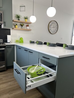 ثلاجة، ميكروويف، فرن، موقد طهي مسطح