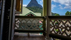 A balcony with a view of a mountain and a clear sky. - Topaz Apartment Villa - Piton View (soufriere)