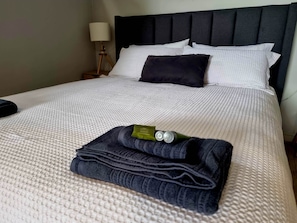 1 bedroom, WiFi, bed sheets - Romantic Getaway with Amazing Mountain Views (Lilydale)