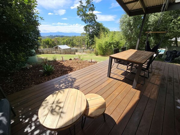 Outdoor dining - Romantic Getaway with Amazing Mountain Views (Lilydale)