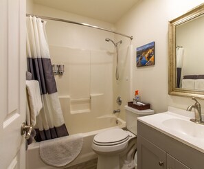 Hair dryer, towels, soap, shampoo - Perfect Mountain Getaway with mountain views and private patio (Oakhurst)