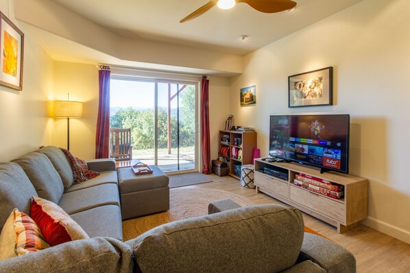 Smart TV, fireplace, DVD player, video library - Perfect Mountain Getaway with mountain views and private patio (Oakhurst)