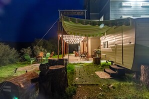 Outdoor dining - Perfect Mountain Getaway with mountain views and private patio (Oakhurst)