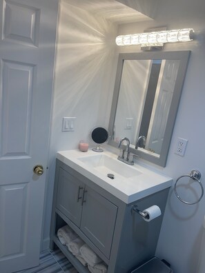 Regadera, toallas, jabón, shampoo 