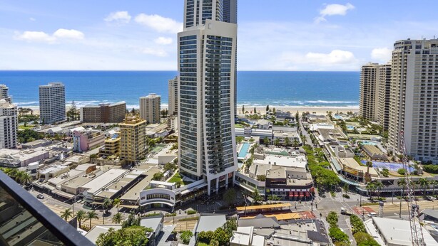 Ein Hochhaus-Hotel mit Blick auf Strand und Meer.
