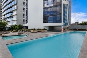 Indoor pool, a heated pool - Circle on Cavil- Level 25 Ocean View -WIFI/NETFLIX (surfers paradise)