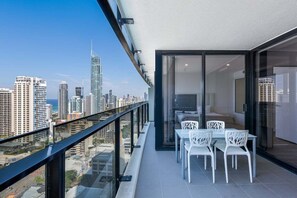 Outdoor dining - Circle on Cavil- Level 25 Ocean View -WIFI/NETFLIX (surfers paradise)