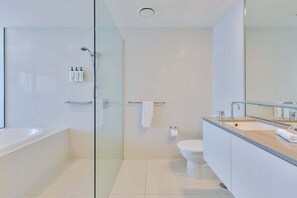 Hair dryer, towels, soap, shampoo - Circle on Cavil- Level 25 Ocean View -WIFI/NETFLIX (surfers paradise)
