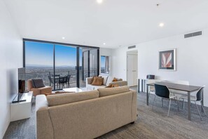 Unclassified image, 4 of 25, button