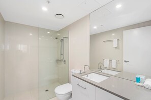 Ducha, secador de pelo y toallas