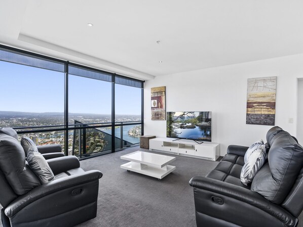 Smart TV - 53rd Floor - Sky High Apartment in Circle on Cavil (Gold Coast)