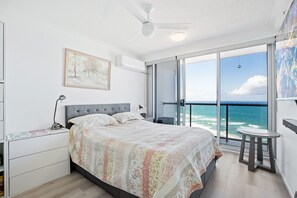 2 bedrooms, iron/ironing board, free WiFi, bed sheets - Oceanfront 28th Floor Luxurious 2 Bed Apartment in Surfers Paradise! (Gold Coast)
