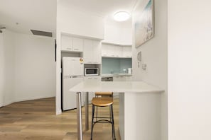 Køleskab, mikrobølgeovn, ovn, kogeplade