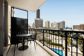 Outdoor dining - Towers of Chevron 2 Bedroom 1 Bathroom Apartments (Gold Coast)