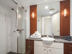 Chuveiro, secador de cabelo, toalhas de banho