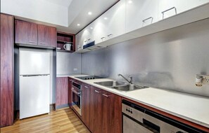 Kühlschrank, Mikrowelle, Ofen, Herdplatte