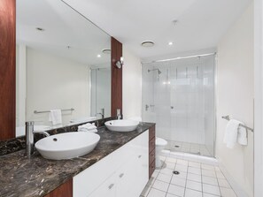 Dusj, hårføner og håndklær