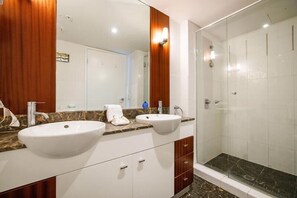 Dusche, Haartrockner, Handtücher