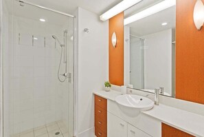 Shower, hair dryer, towels