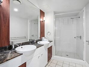 Douche, sèche-cheveux, serviettes fournies