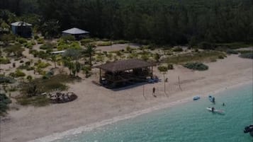 Espreguiçadeiras, toalhas de praia