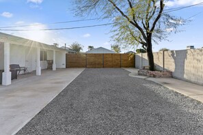 Property grounds - Modern Retreat Close To It All (Mesa)