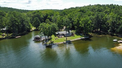 Lake Wateree SC Waterfront Home 3B/2Ba w/ King Bed, Loads of Amenities & Dock!