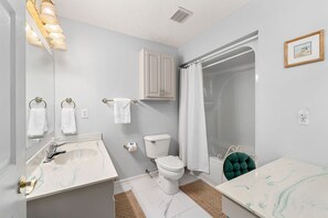 Combined shower/bathtub, hair dryer, towels
