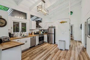 Fridge, microwave, oven, stovetop - Sauna, Hot Tub, Game Room - The Gathering Place (Quechee)