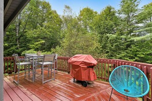 Outdoor dining - Sauna, Hot Tub, Game Room - The Gathering Place (Quechee)