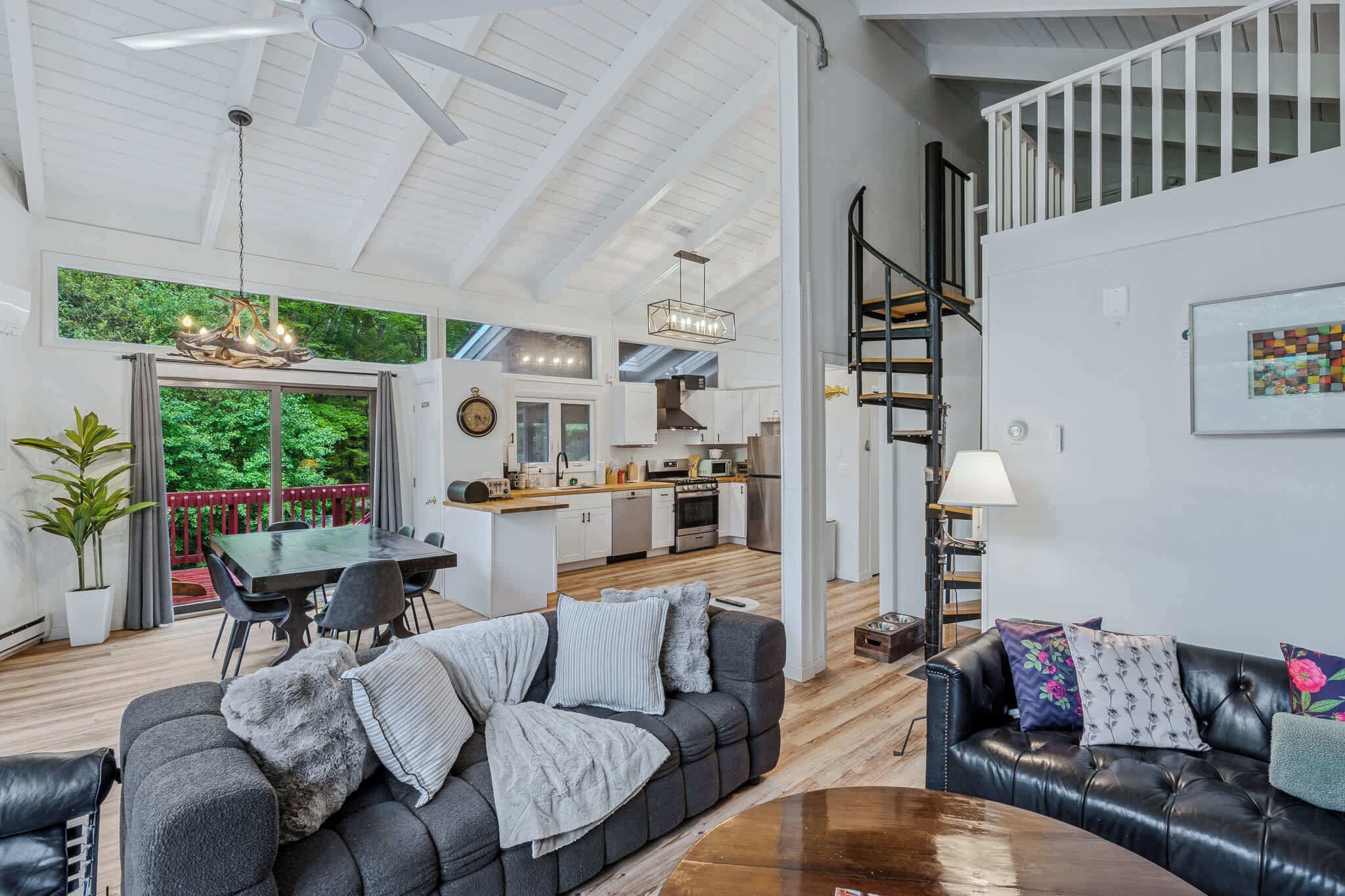 Una televisión, una chimenea