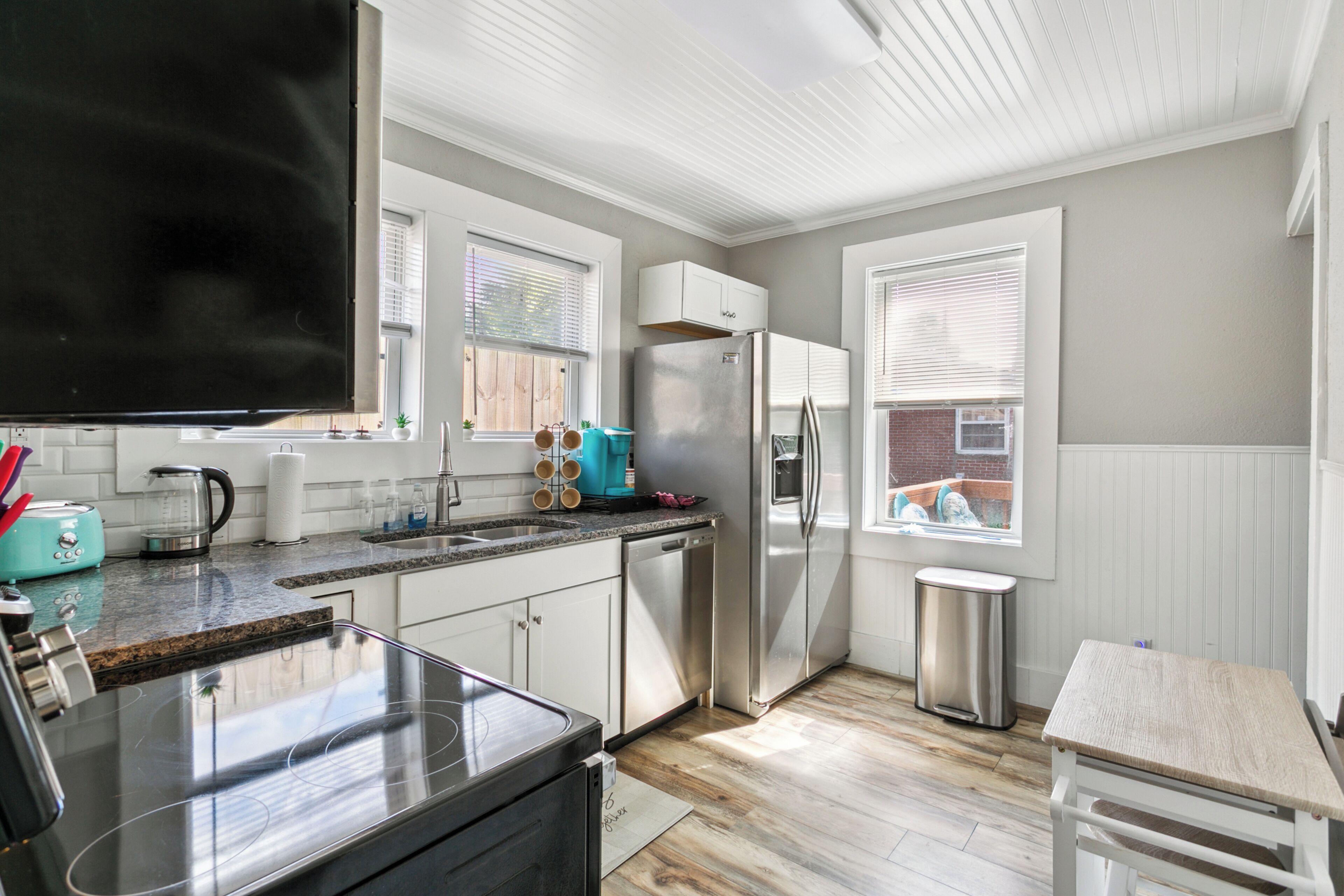 Kühlschrank, Mikrowelle, Ofen, Herdplatte