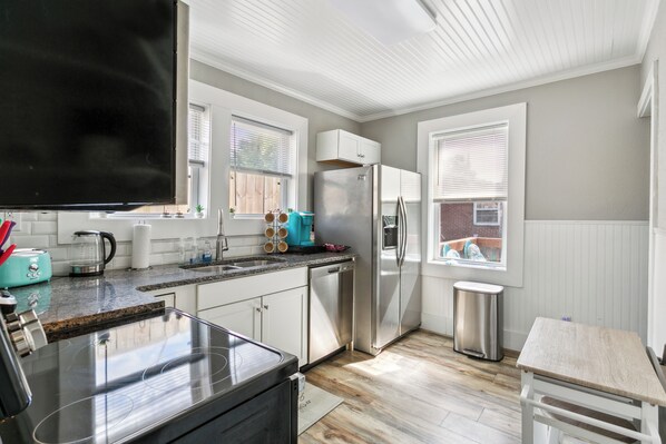 Kühlschrank, Mikrowelle, Ofen, Herdplatte