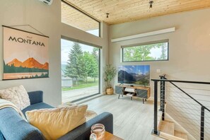 Smart TV, foosball, table tennis, offices - Modern Retreat with Game Room and Lake Views (Lakeside)