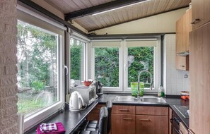 Frigorífico, microondas, placa de cocina y cafetera o tetera