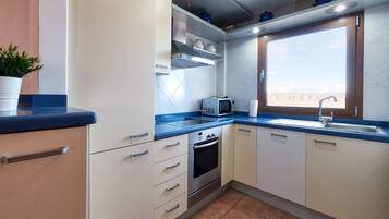 Een koelkast, een microgolfoven, een oven, een kookplaat