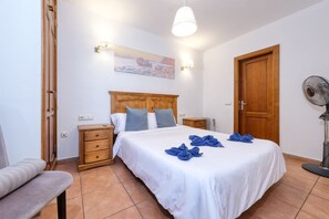 2 habitaciones, escritorio y tabla de planchar con plancha 