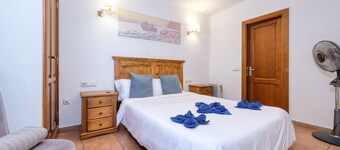 Casa Elin, community pool, fast wifi and quiet place