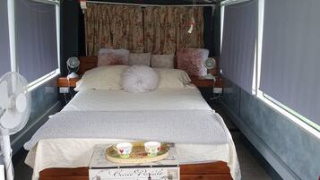 1 bedroom, bed sheets