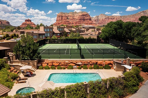 Discover serenity at Sedona Healing Nest, a cozy 2BR retreat in Village of Oak Creek.