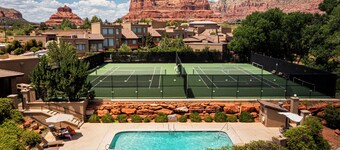 Discover serenity at Sedona Healing Nest, a cozy 2BR retreat in Village of Oak Creek.