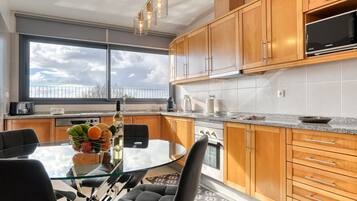 Kühlschrank, Mikrowelle, Ofen, Geschirrspüler