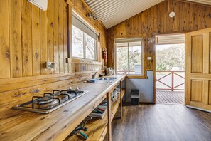 Stuga Deluxe | Eget kök | Stort kylskåp, mikrovågsugn, spishäll och brödrost