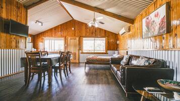 Deluxe-Ferienhütte, Nichtraucher, Flussblick | Wohnbereich