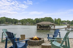 Property grounds - Stunning 5 Bedroom Private Lakefront Getaway on 3 Acres with 420 Ft on the Lake (Mooresville)