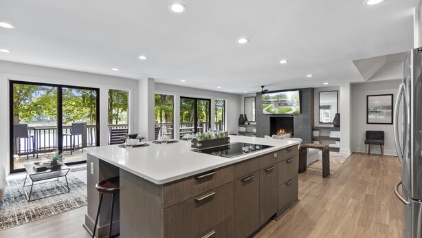 Uma cozinha espaçosa com uma ilha grande, armários de madeira e design moderno.