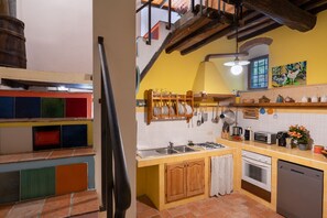 ثلاجة، ميكروويف، فرن، موقد طهي مسطح