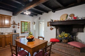 Dining - Beautiful private villa with WIFI, private pool, hot tub, TV and terrace, close to Florence (Montepulico)