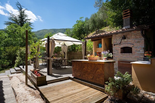 Outdoor dining - Beautiful private villa with WIFI, private pool, hot tub, TV and terrace, close to Florence (Montepulico)